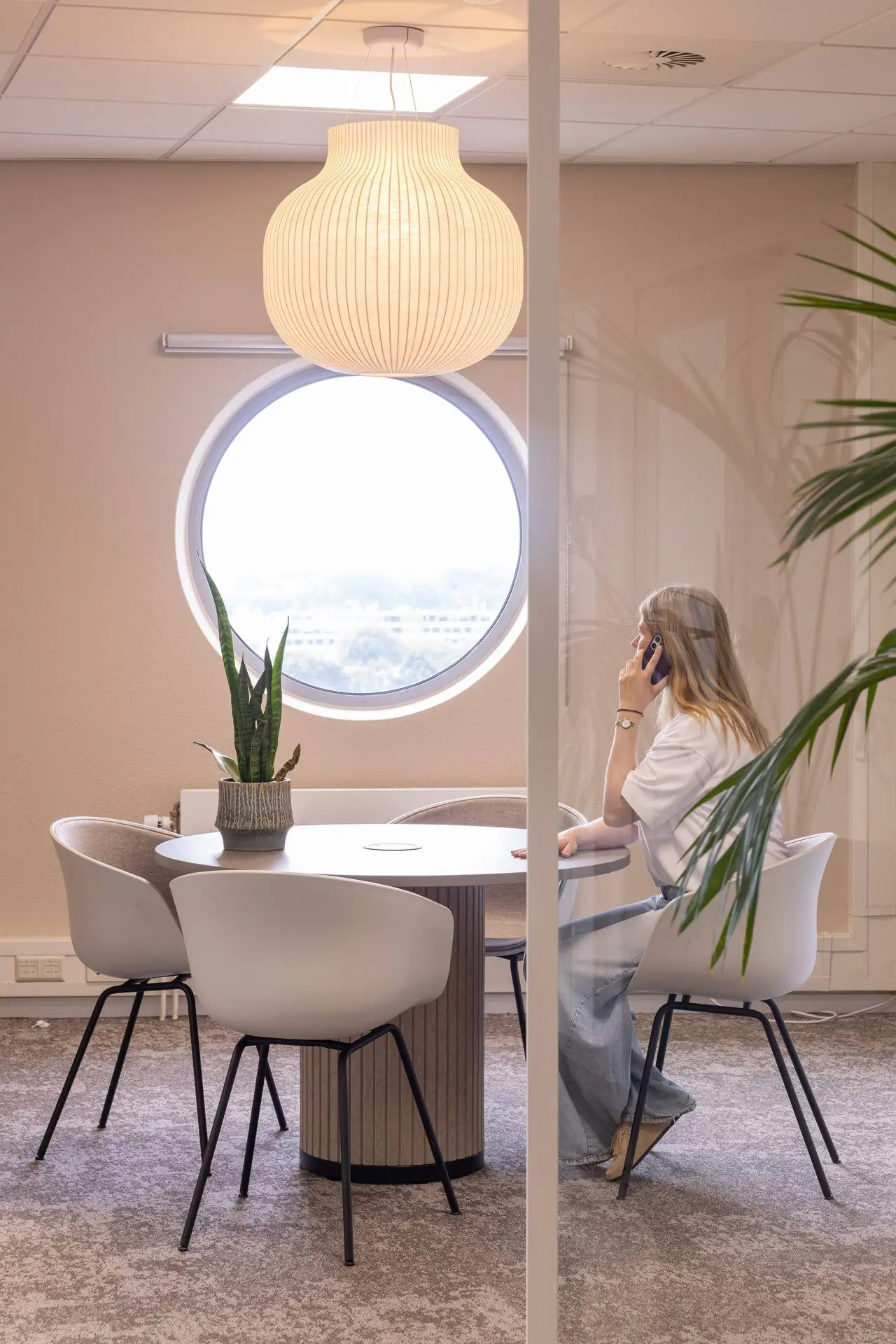Collega van Data Analytics in overleg op kantoor