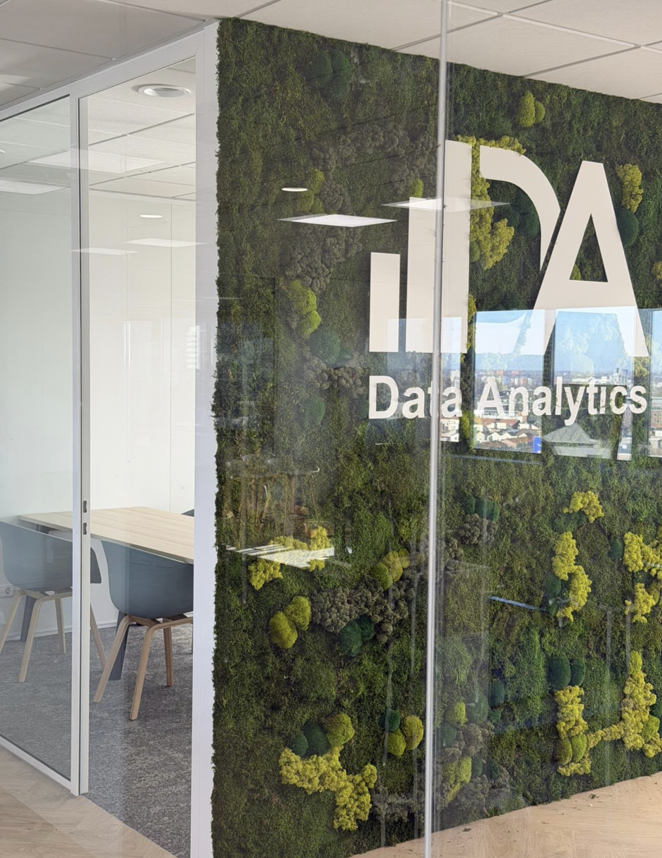 Mosswand met Data Analytics logo op het kantoor in Rotterdam